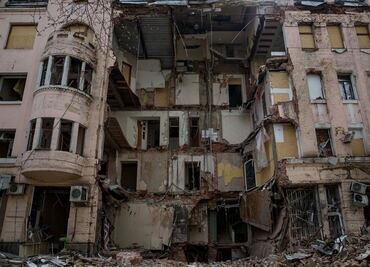 Bombardeo ruso en Járkov deja más de 30 heridos, entre ellos varios niños