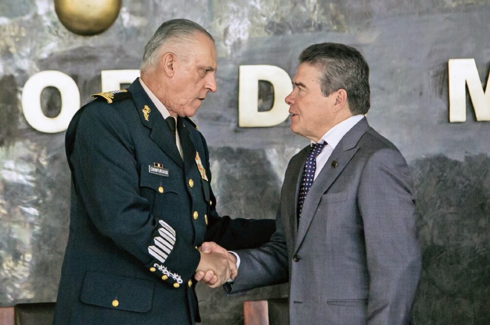 Homenaje a maestros. En la ceremonia participaron el titular de la Sedena y el dirigente del SNTE, Juan Díaz de la Torre. (CORTESÍA)