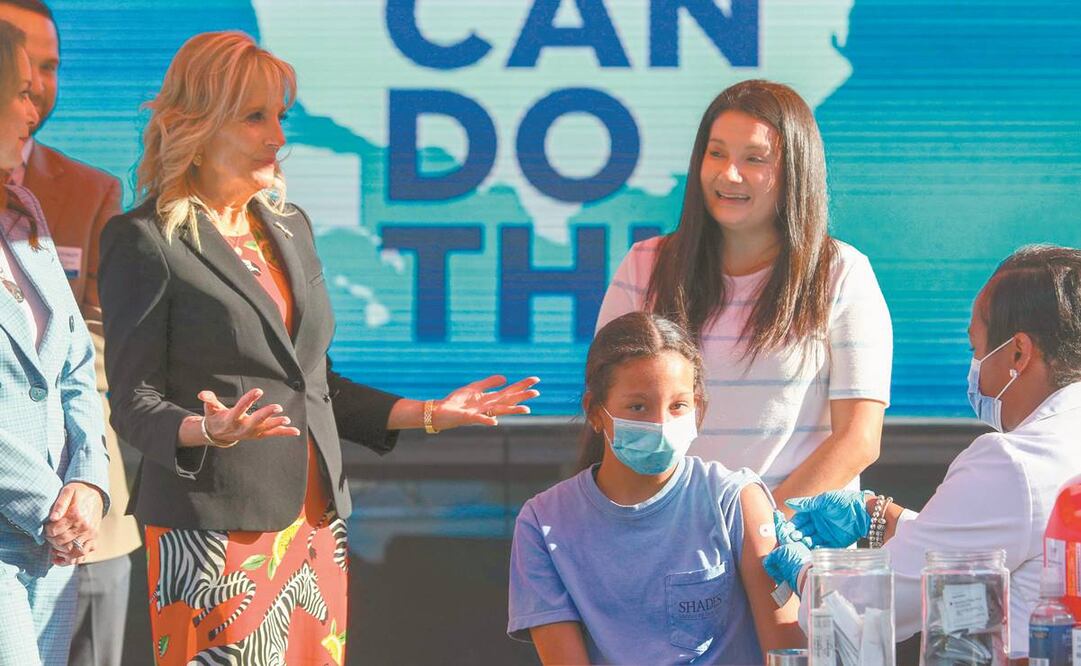 La primera dama Jill Biden, con una adolescente, de 12 años, que recibió su vacuna contra el coronavirus en Nashville. Foto: Tom Brenner. AFP