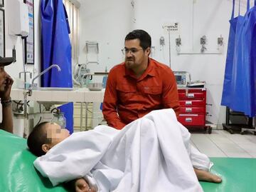 Pese a “Orlene”, hombre cruza a caballo la sierra de Durango para llevar a su hijo al médico