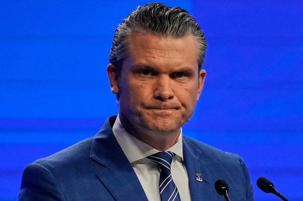 El secretario de Defensa de EU, Pete Hegseth, al dar su discurso durante la 22 cumbre del Diálogo de Shangri-La en Singapur. Foto: AP