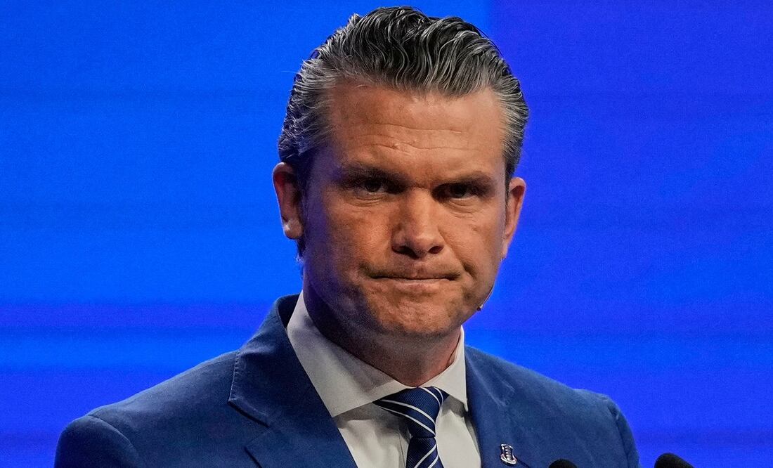 El secretario de Defensa de EU, Pete Hegseth, al dar su discurso durante la 22 cumbre del Diálogo de Shangri-La en Singapur. Foto: AP