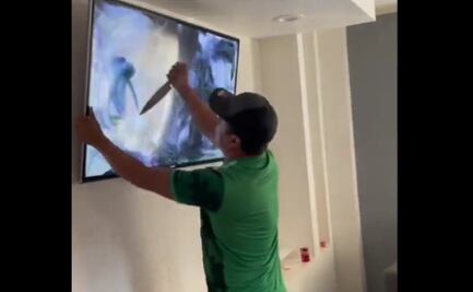 Video. Aficionado destroza pantalla con cuchillo tras eliminación de México en Qatar 2022