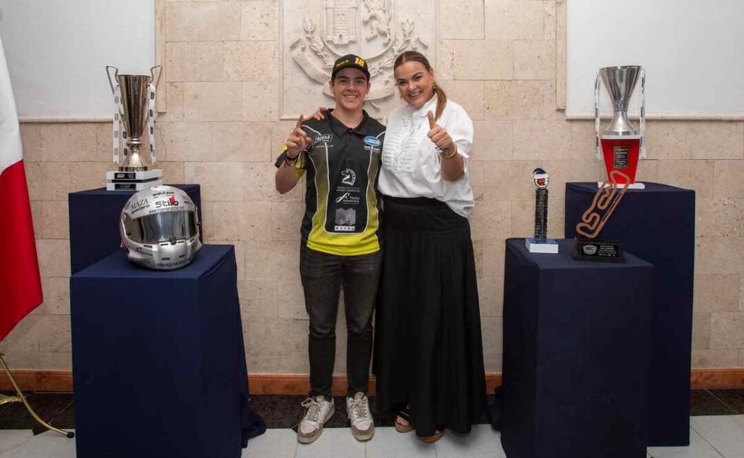 Piloto Carlos Novelo Flota junto a la alcaldesa de Mérida, Cecilia Patrón / Foto: Especial