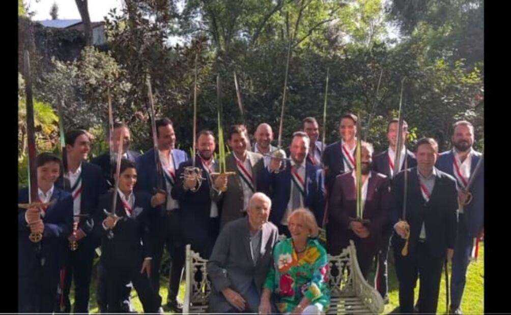 Salinas explica tradición familiar con espadas