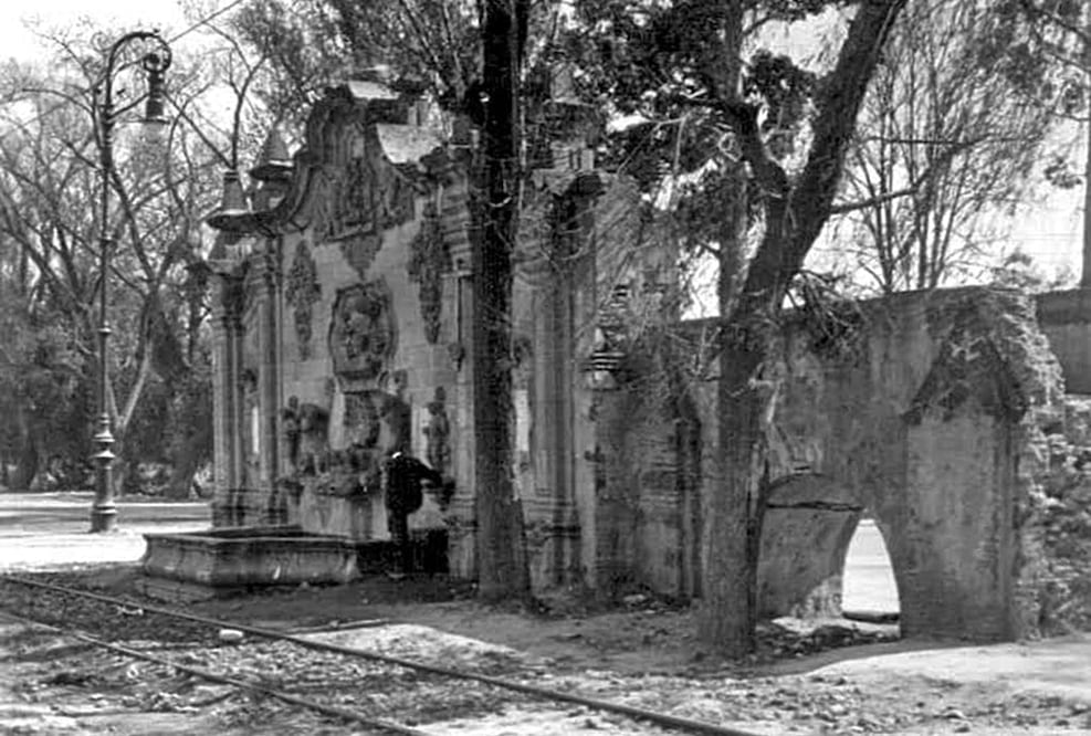 La Fuente Colonial de Chapultepec, parte del acueducto virreinal que corría hasta el Salto del Agua, en una imagen de principios del Siglo XX.  Esta estructura se ubicaba en el centro de una amplia glorieta que fue reducida con el trazo del Metro Chapultepec; actualmente se encuentra muy deteriorada, perdida en medio del paradero. 