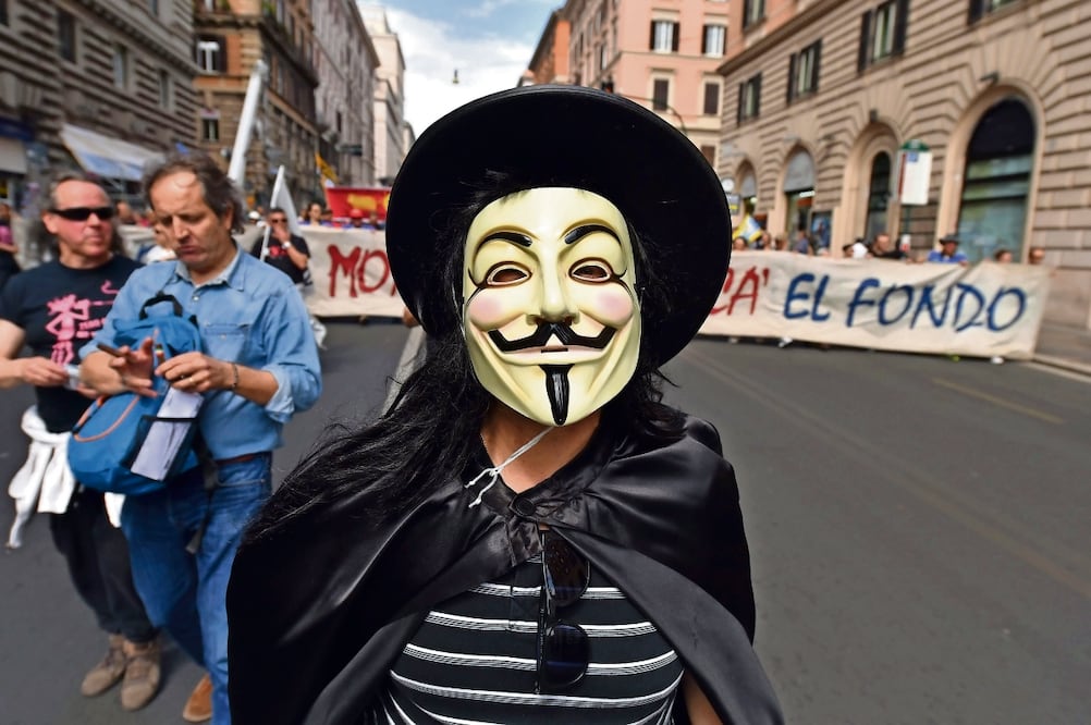 Un participante con una máscara de Guy Fawkes, asociado al movimiento Anonym o u s, en una manifestación en Roma, el 7 de mayo de 2016. Foto: EFE