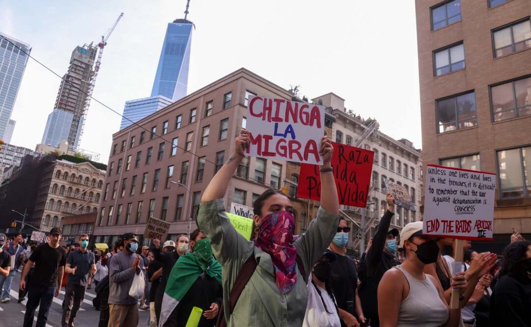 La gente estaba protestando en respuesta a las recientes redadas del Servicio de Control de Inmigración y Aduanas (ICE) a través de Estados Unidos, y los disturbios en California. Foto: Sarah Yenesel / EFE/EPA