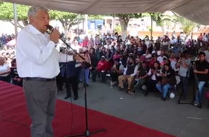 AMLO acusa a Peña Nieto de pactar construcción del Muro