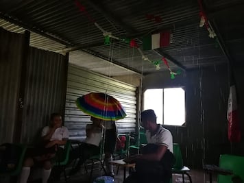 Alumnos de Veracruz estudian bajo la lluvia
