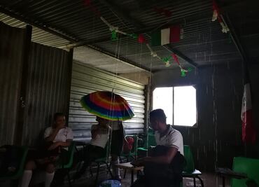 Alumnos de Veracruz estudian bajo la lluvia