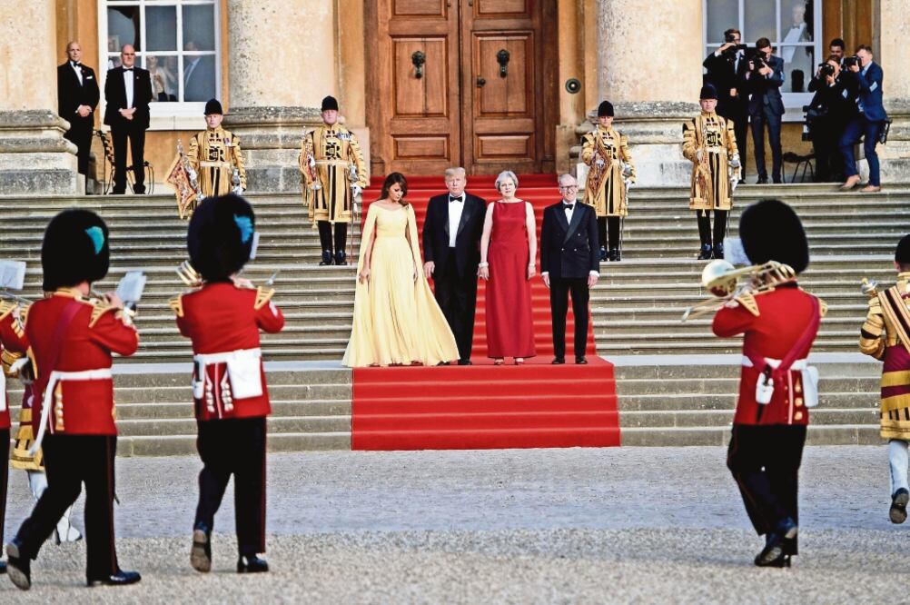 Melania Trump, primera dama de EU; el presidente Donald Trump; la ministra británica Theresa May y el esposo de ésta, Philip, en la ceremonia de bienvenida de ayer a la pareja estadounidense, en el Palacio Blenheim, al oeste de Londres. (AFP)