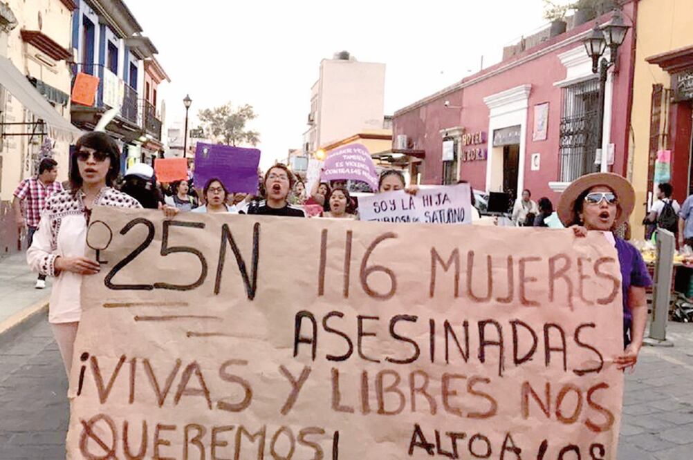 Piden alerta de género Ante el aumento de la violencia en Oaxaca, durante la marcha 25N activistas exigieron que se declare la alerta de género. (EVLYN ARAGÓN. EL UNIVERSAL)