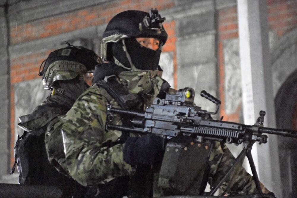 Con un fuerte operativo, El Nini fue trasladado al Reclusorio Norte. Foto: Archivo | El Universal