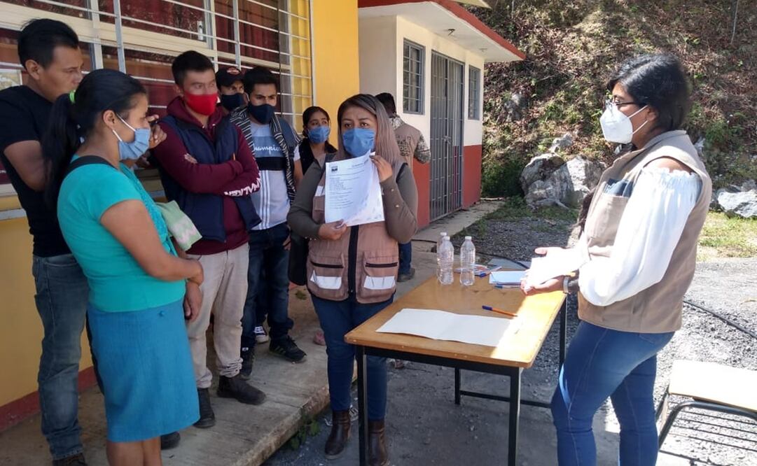 Entrega del cachito ganador a pobladores de Los Reyes