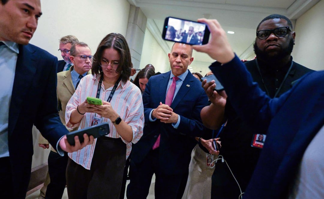 El líder de la minoría de la Cámara de Representantes, Hakeem Jeffries, habló de la necesidad de que el Congreso regule la IA. Foto: AFP