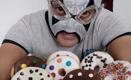 Luchador vende donas para sobrevivir la crisis