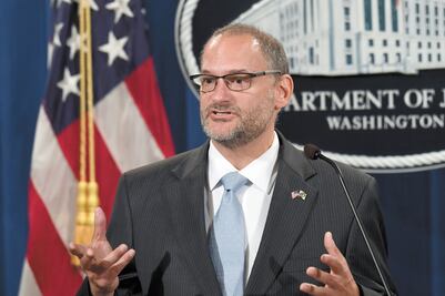 Pega caso Epstein a director de Prisiones