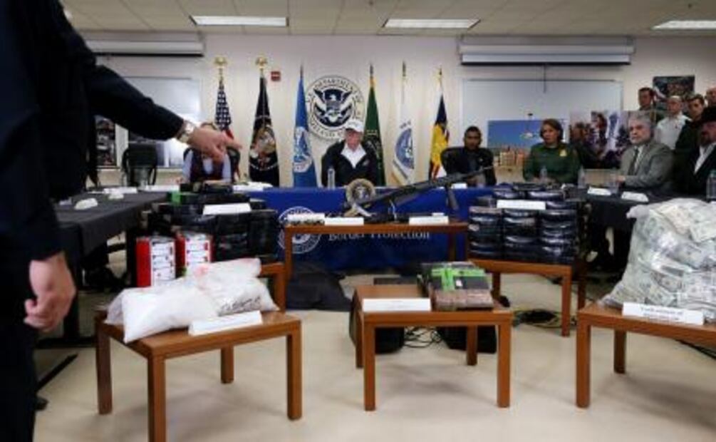 Muestran a Trump armas y droga incautadas por la Patrulla Fronteriza