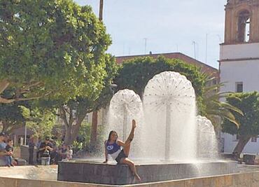 Funcionaria posa en fuente y la despiden; acusan violencia de género