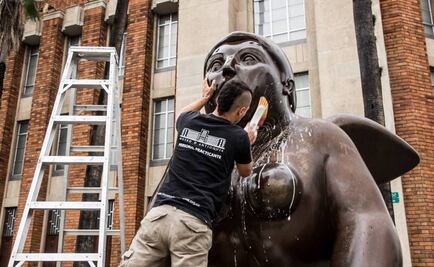 Dan "baño" a esculturas de Botero en Medellín