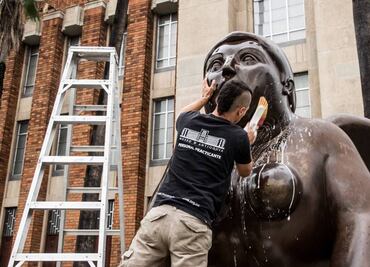 Dan "baño" a esculturas de Botero en Medellín