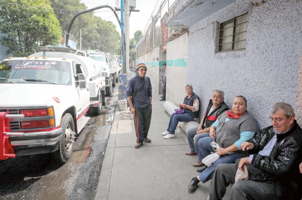 Habitantes de Iztapalapa acudieron a la garza La Purísima, en Leyes de Reforma, donde hicieron fila desde las 04:00 horas para acceder al agua (JUAN CARLOS REYES. EL UNIVERSAL)