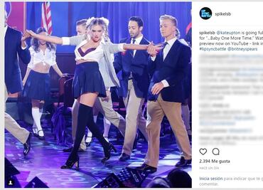 Kate Upton se viste de Britney Spears y compite contra Ricky Martin