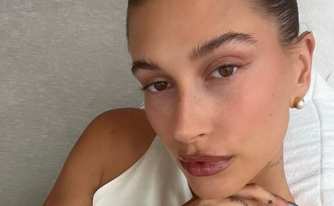 Un top de lentejuelas es la prenda ideal para la temporada de fiestas que se aproxima / Foto: @haileybieber