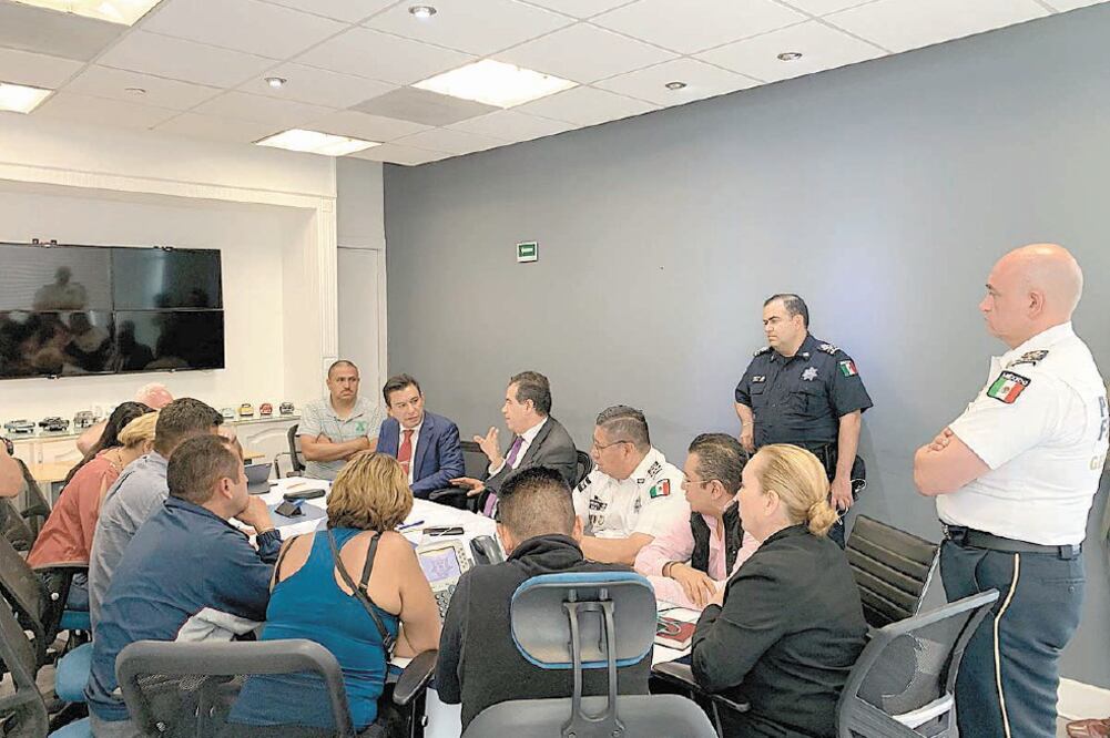 El subsecretario de Seguridad, Ricardo Mejía, encabezó ayer la mesa de negociación con los policías federales inconformes. Foto/TOMADA DE TWITTER