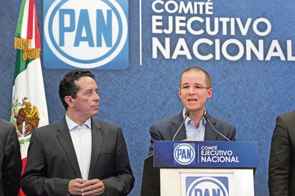 Ricardo Anaya, presidente del PAN (der.), acompañado de Carlos Joaquín González, gobernador electo de Quintana Roo (izq.), critica los malos manejos de los gobernadores priístas salientes (LUCÍA GODÍNEZ. EL UNIVERSAL)