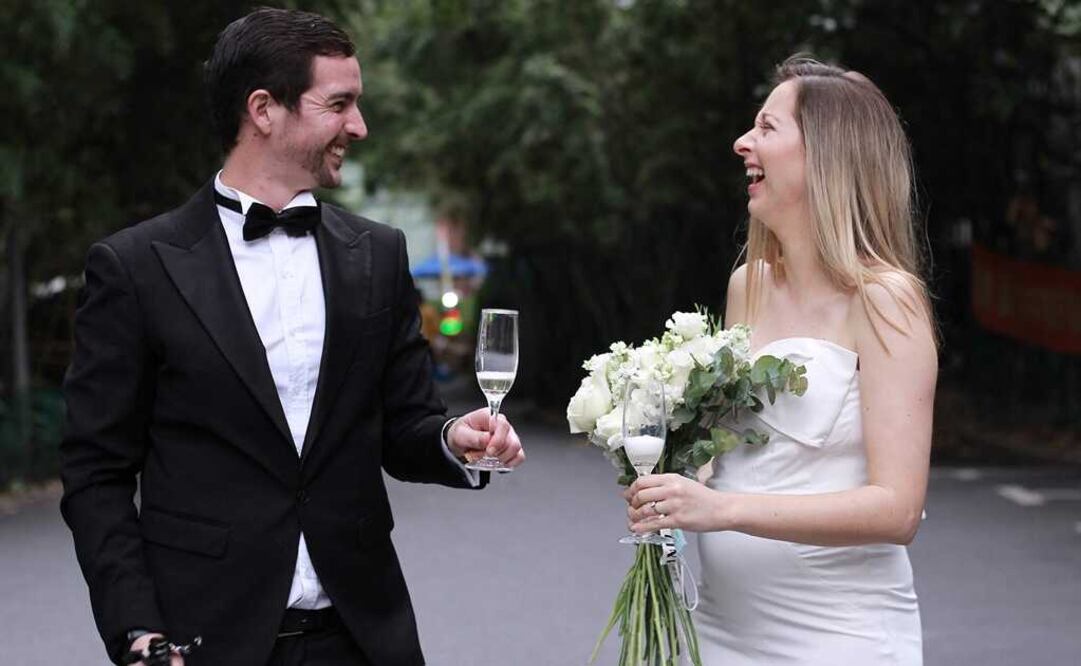 Matthew Mitchener con su novia Janelle Nuyts celebrando su boda en el estacionamiento de su complejo de viviendas durante el encierro en Shanghái. Foto: AFP
