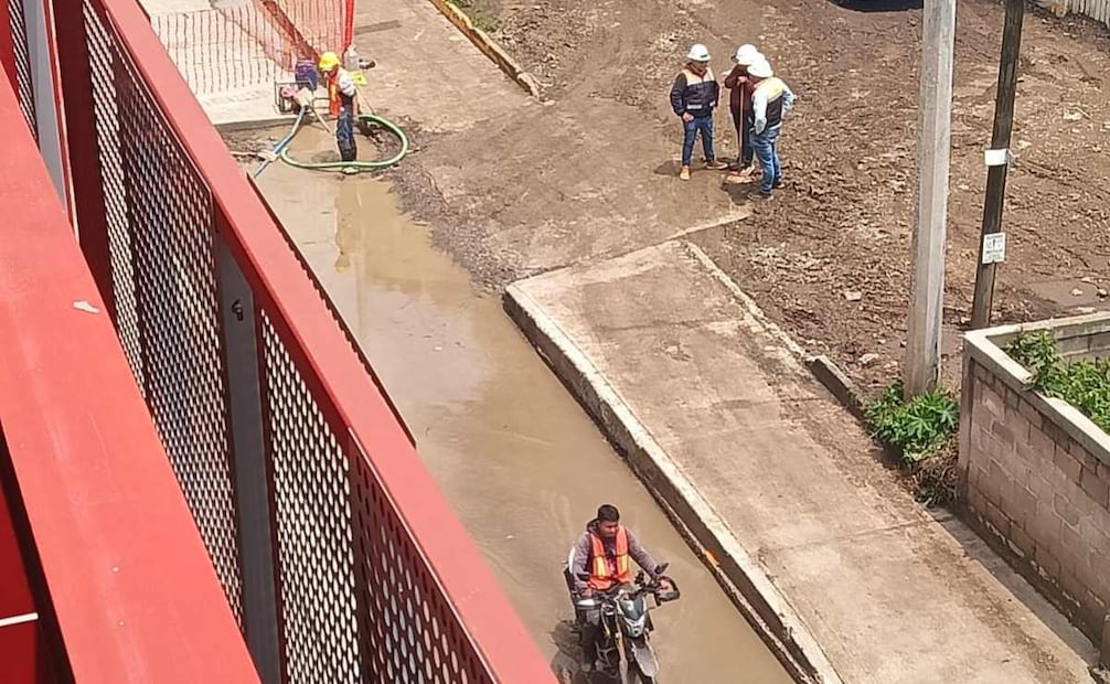 El lodo cubre todo el tramo de la avenida de Recursos Hidráulicos por donde deberían circular los vehículos y el olor a drenaje se percibe desde el acceso al punto. 
(07/09/26)
Foto: Especial.