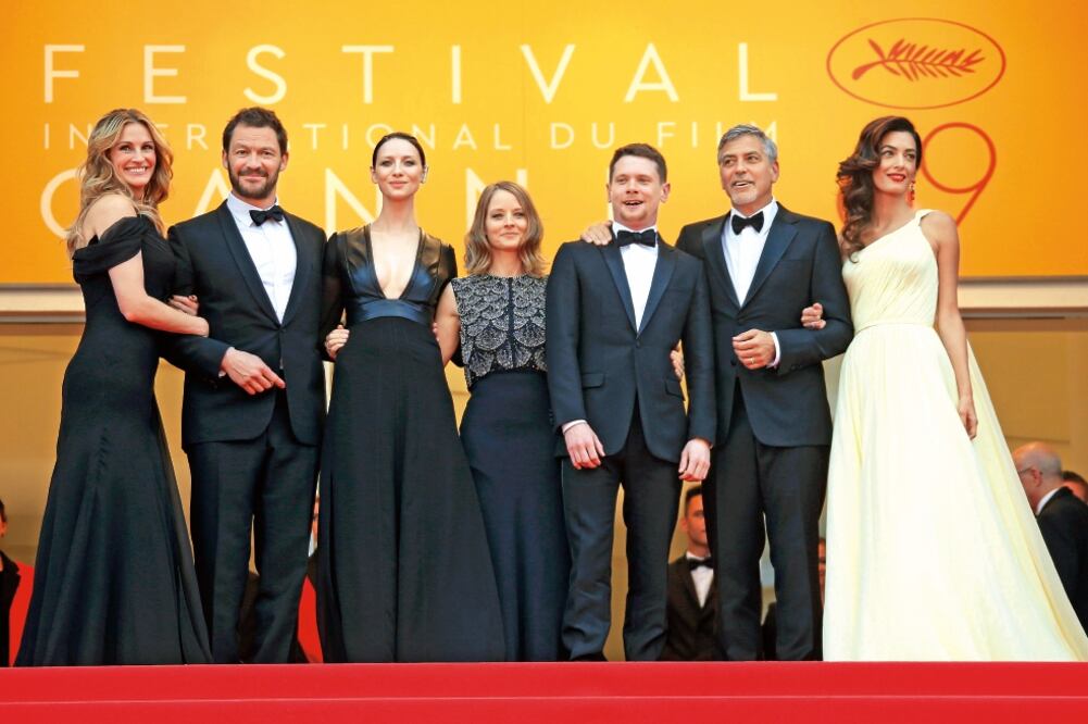 Julia Roberts, Dominic West, Caitriona Balfe, Jodie Foster, Jack O’Connell, George Clooney y su esposa Amal Alamuddin, en el estreno de Money Monster (JEAN-PAUL PELISSIER. REUTERS)