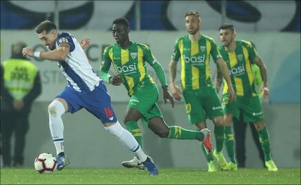 Con gol de Héctor Herrera, el Porto reafirma el liderato