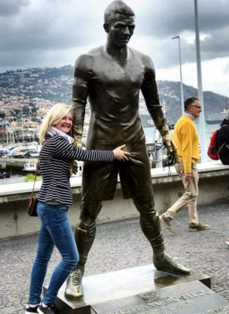Atributos de la estatua de Cristiano atraen a los turistas