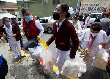 Tras derrumbe, vecinos llevan agua, tortas, papel de baño y ropa al Cerro del Chiquihuite