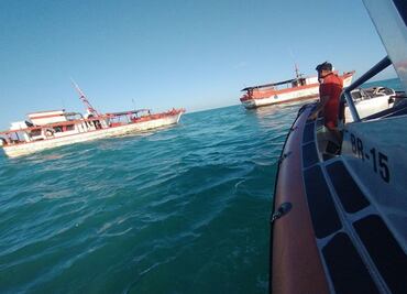 Marinos impiden hundimiento de barco pesquero en puerto Progreso, Yucatán