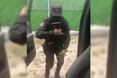 Elemento de la Fuerza Civil se suma al "Chona Challenge" con todo y metralleta