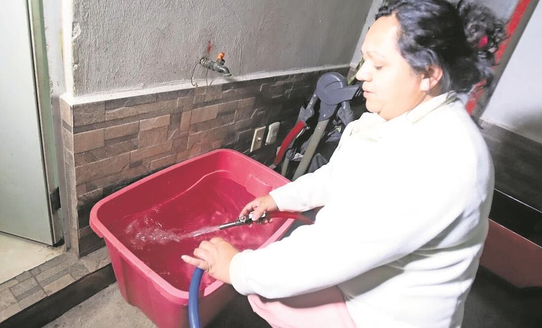 Ciudadanos de 165 colonias de ocho alcaldías que rebasen el consumo de agua de 60 mil litros deberán pagar un extra de 35%. Foto: Archivo/ EL UNIVERSAL.