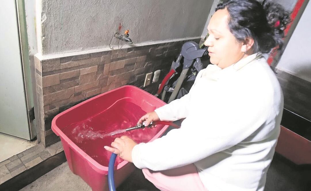 Ciudadanos de 165 colonias de ocho alcaldías que rebasen el consumo de agua de 60 mil litros deberán pagar un extra de 35%. Foto: Archivo/ EL UNIVERSAL.
