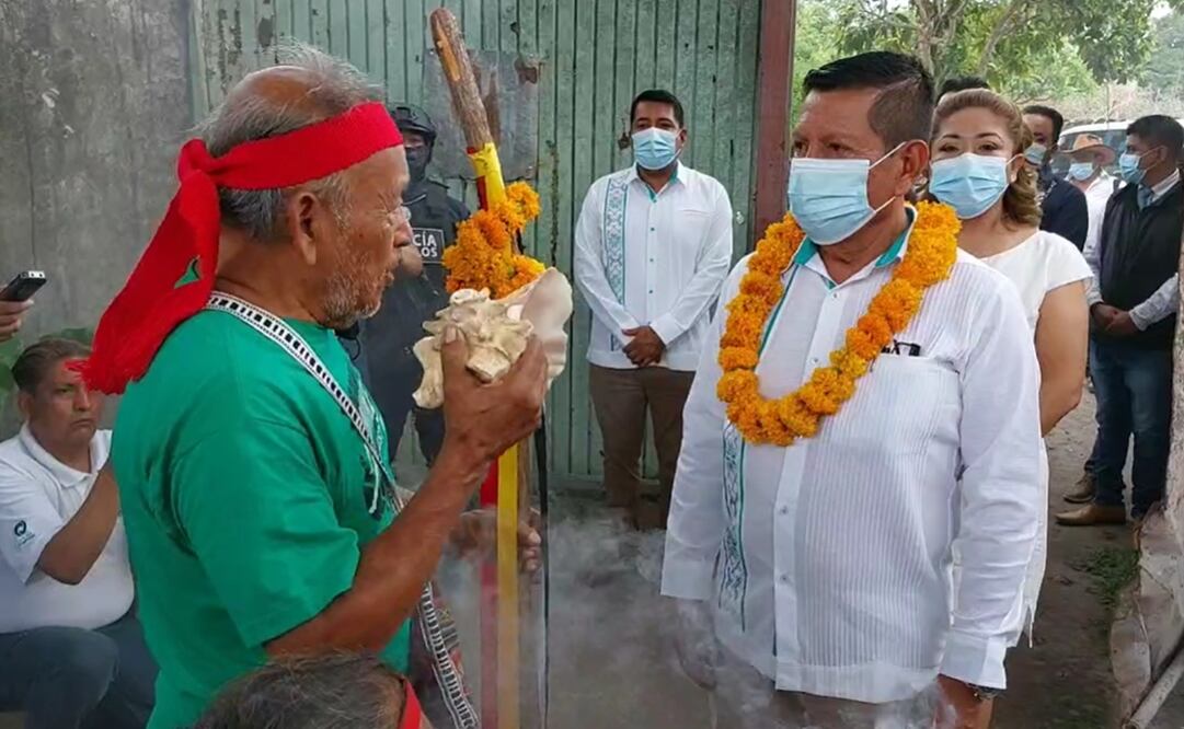 Una vez que la situación fue controlada, Abraham Salazar tomó protesta como presidente del municipio indígena. Foto: captura de pantalla