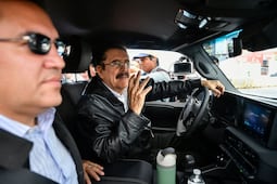 Expresidente de Honduras, Manuel Zelaya, viaja a México; se atenderá enfermedad cardíaca