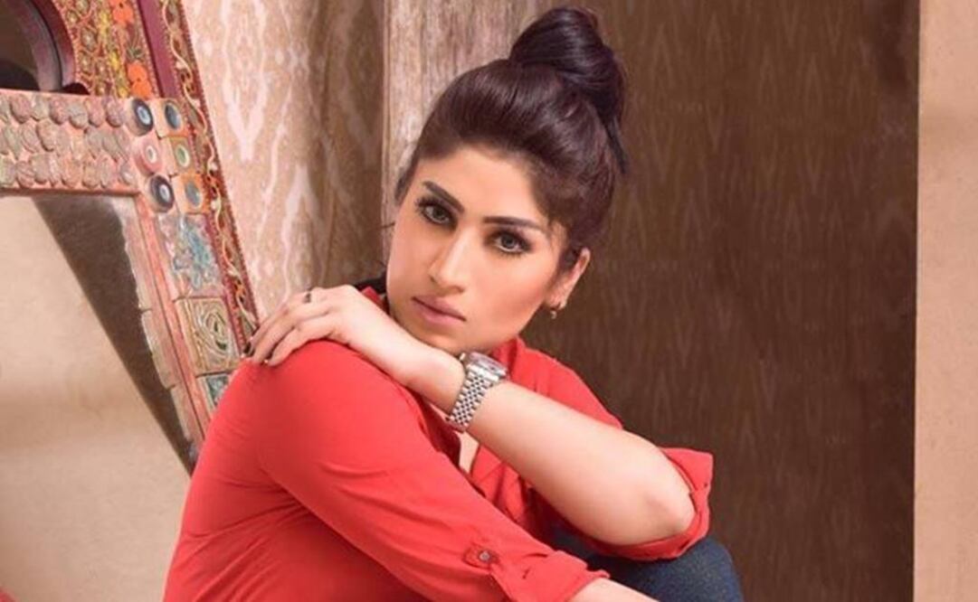 Baloch ofendió a muchos conservadores al compartir fotografías en las que aparecía con Mufti Qavi, un clérigo conocido. FOTO: Facbook/Qandeel Baloch Official.