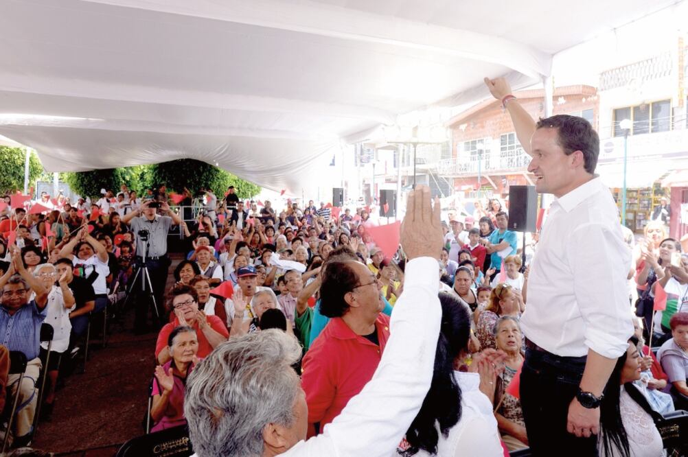 Mikel Arriola, candidato del PRI a la jefatura de Gobierno de la Ciudad de México, se reunió ayer con adultos mayores en la delegación Iztapalapa, donde primero jugó cachibol y después hasta aprendió a bailar danzón (ESPECIAL)