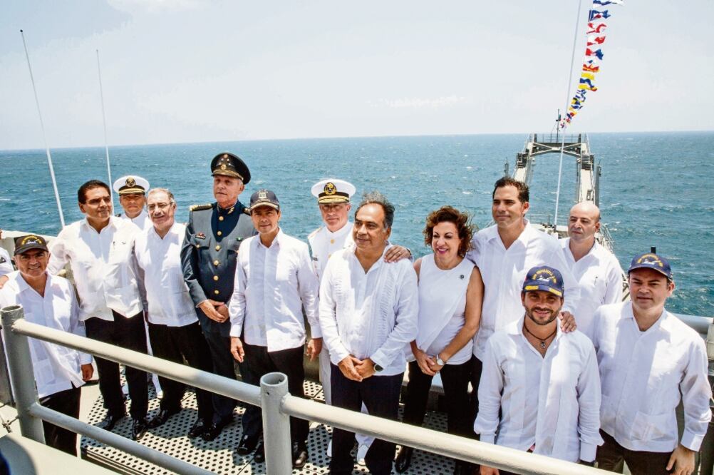 El presidente Enrique Peña Nieto encabezó la comida conmemorativa del Día de la Marina Nacional (PRESIDENCIA)