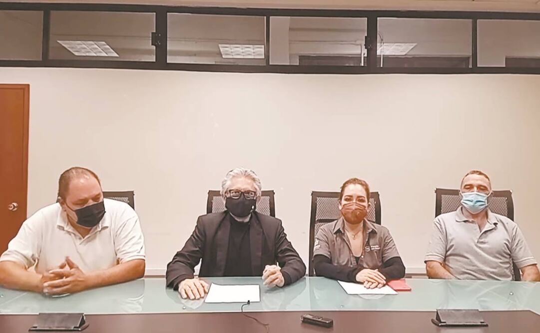 El fiscal Gerardo Octavio Solís (centro) informó ayer que la familia fue liberada en una gasolinera en Zapotlanejo. Foto: Especial.