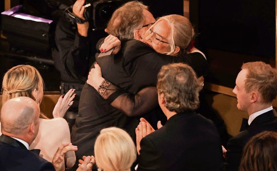 Del Toro celebra el triunfo de su directora de arte, Tamara Deverell. Foto: AFP