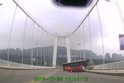 Autobús en China cae a río tras discusión de pasajera con chofer