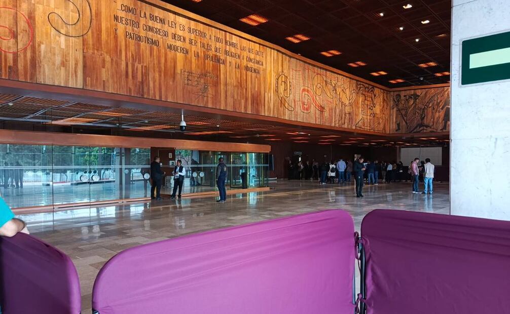 Trabajadores realizan el remozamiento en las rejas perimetrales, y al interior de la Cámara Baja. Foto: Enrique Gómez / EL UNIVERSAL